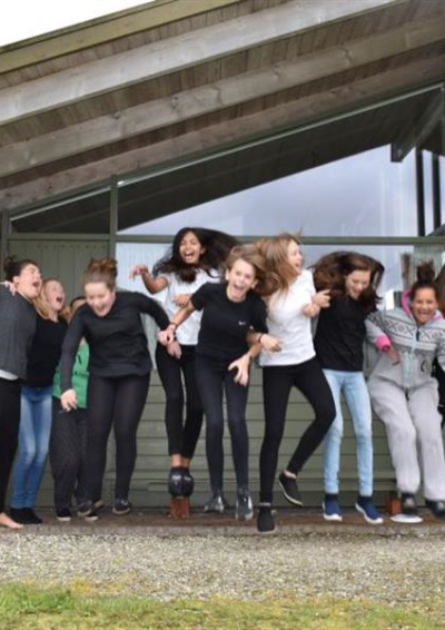 Unge der er glade foran et hus i Vigsø