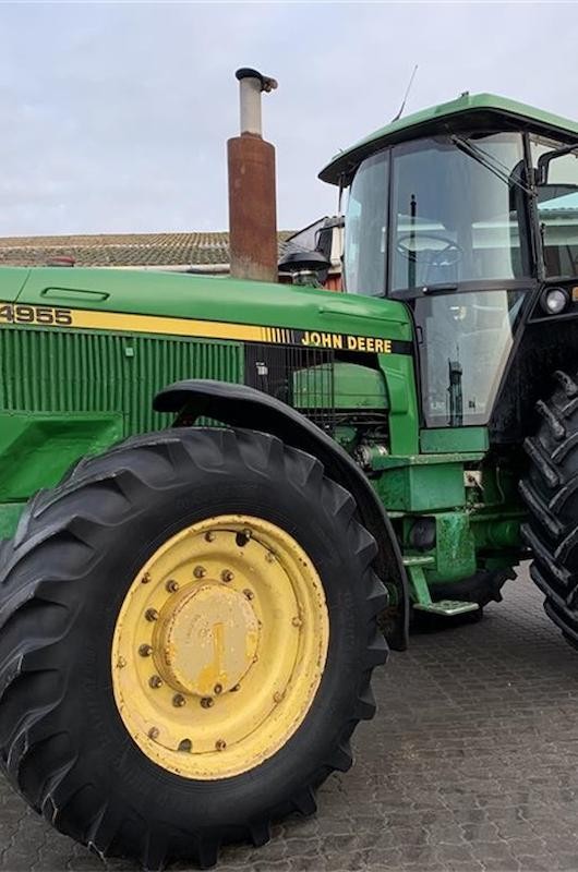 Grøn traktor med gule fælge